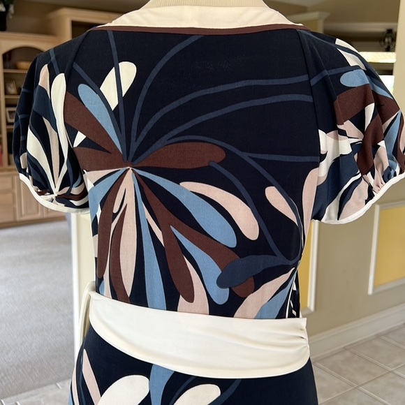 BCBGMAXAZRIA Faux Wrap Top Blue Cream Size Medium M Excellent Condition - Picture 7 of 11